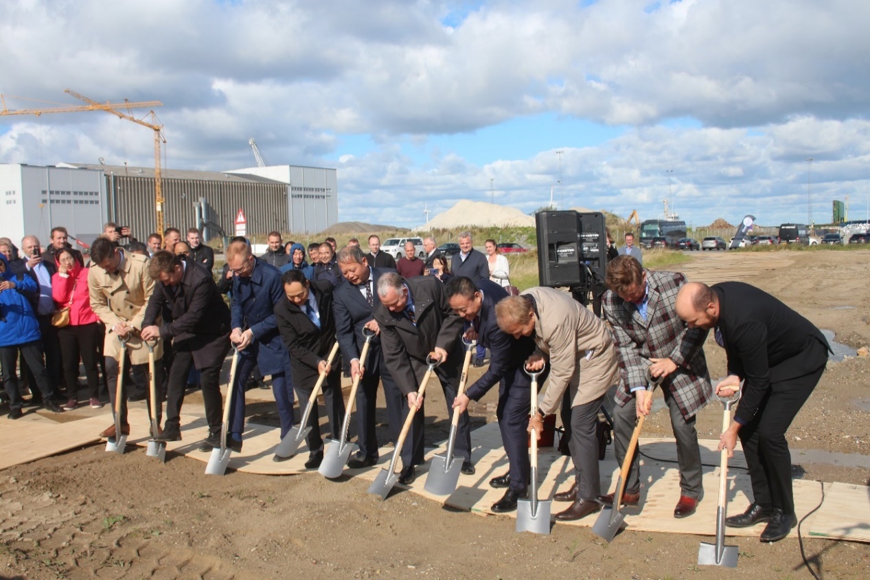 A group of people posing for the cameraDescription automatically generated