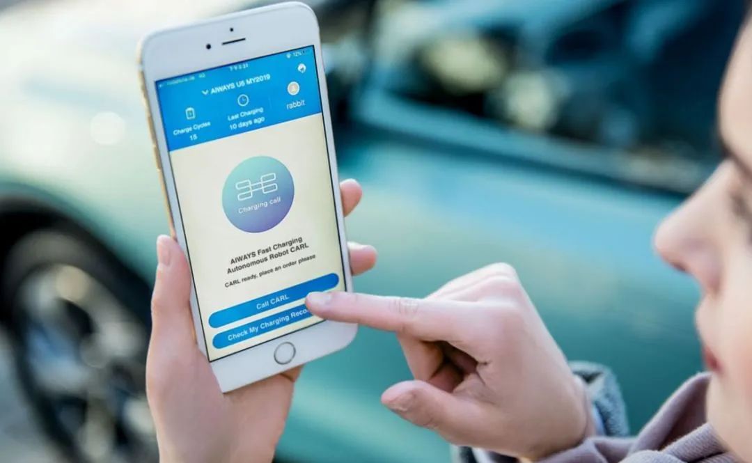 手里拿着手机描述已自动生成