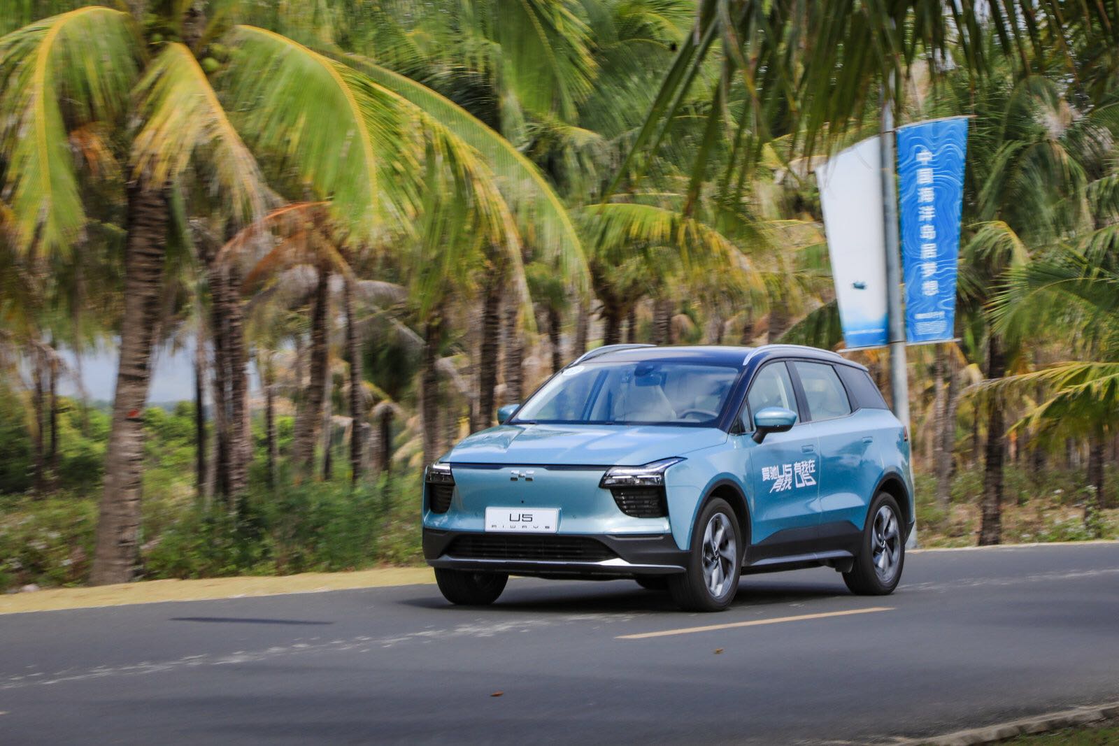 卡车行驶在路上描述已自动生成