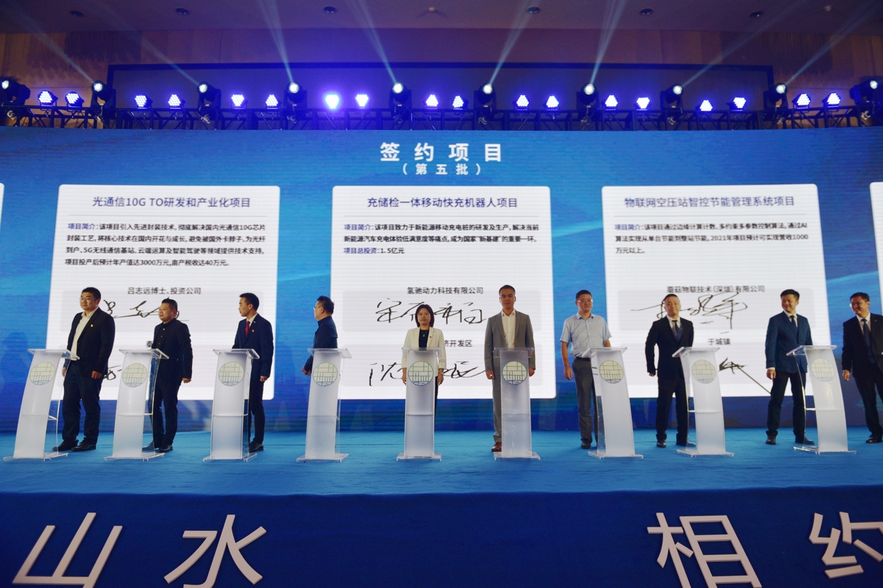 图片包含 室内, 人, 院子, 标志描述已自动生成