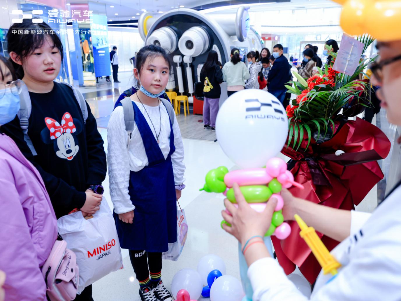 5F3A8352落子西南市场迈出关键一步，爱驰汽车成都锦华万达体验中心开业