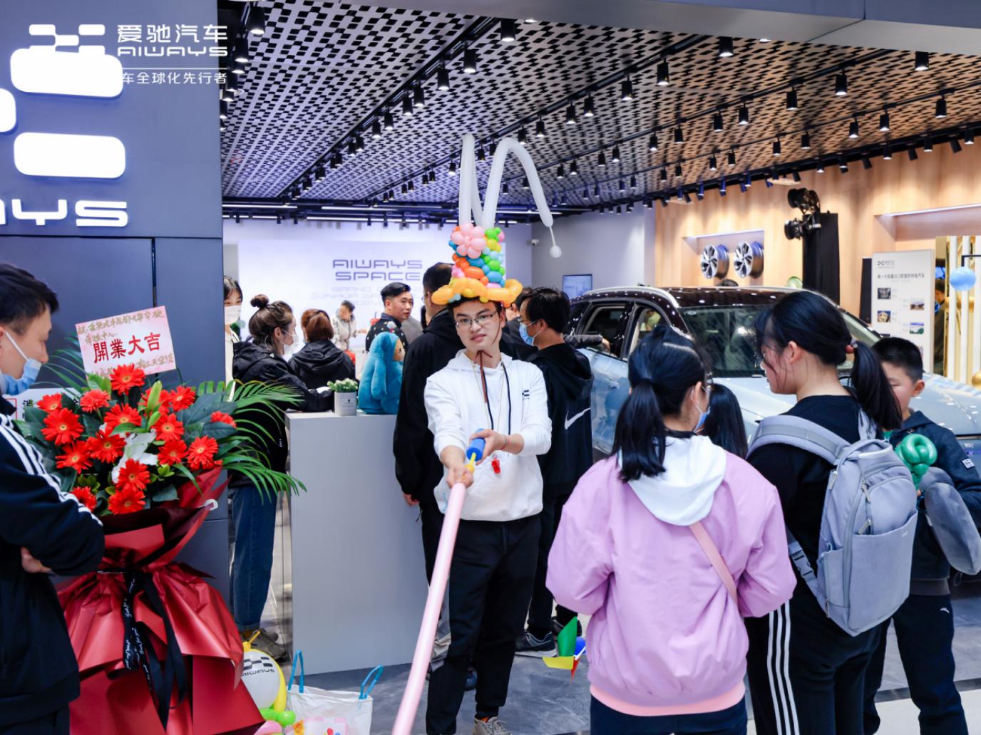 5F3A8386落子西南市场迈出关键一步，爱驰汽车成都锦华万达体验中心开业