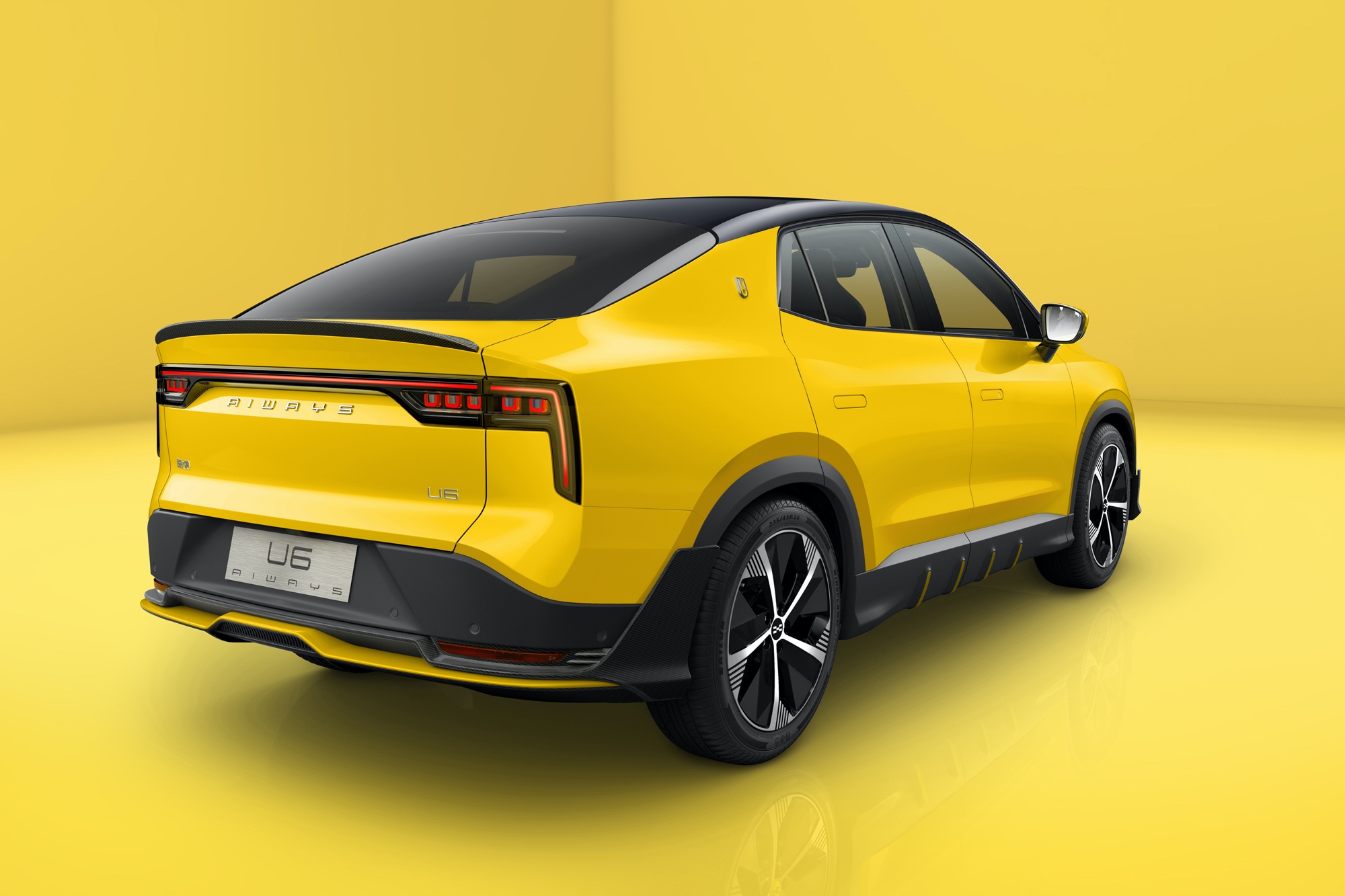 为“心年轻”用户打造的“智能大玩具”，爱驰U6量产状态官图亮相