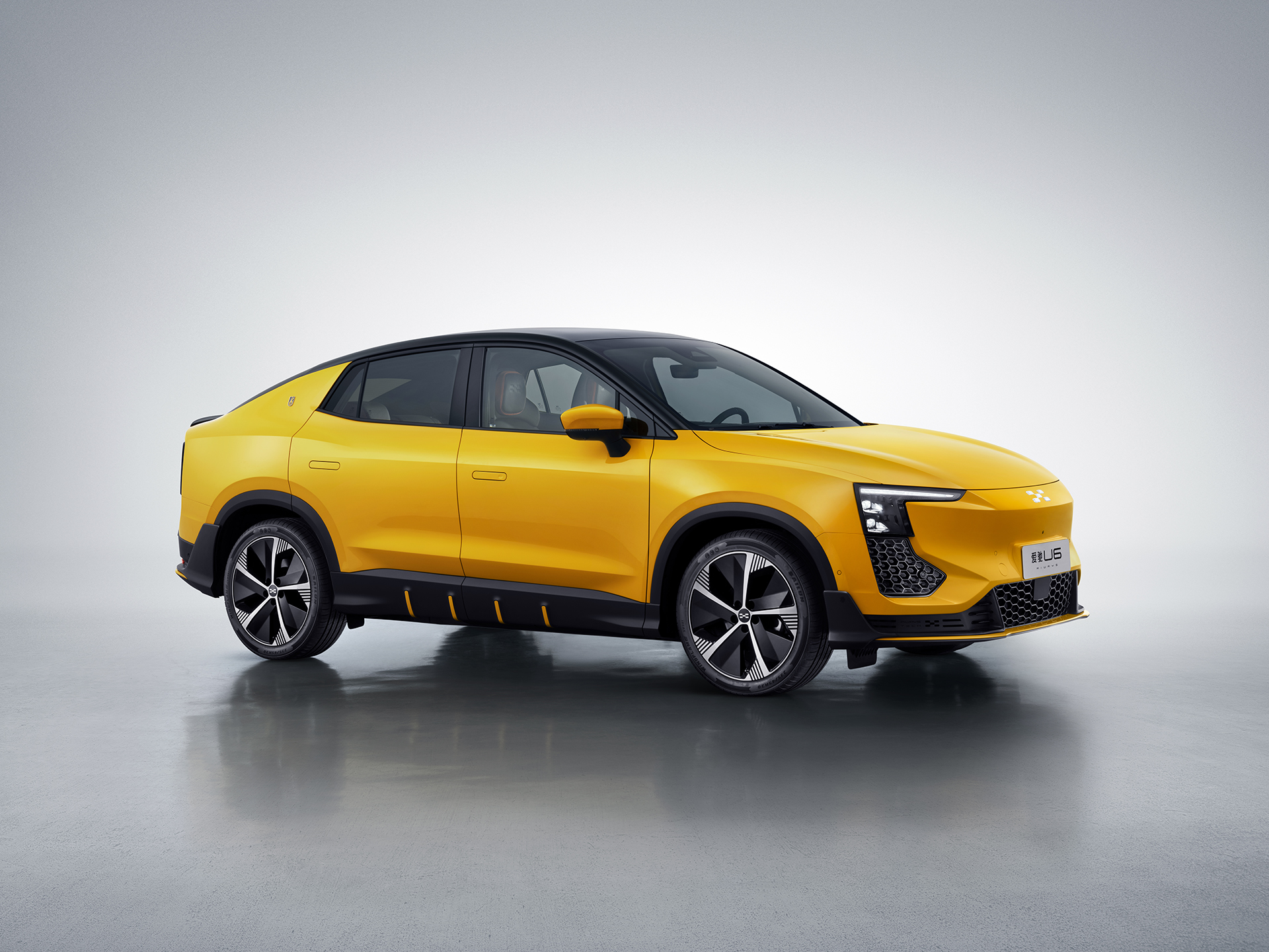 汽车停在地上描述已自动生成