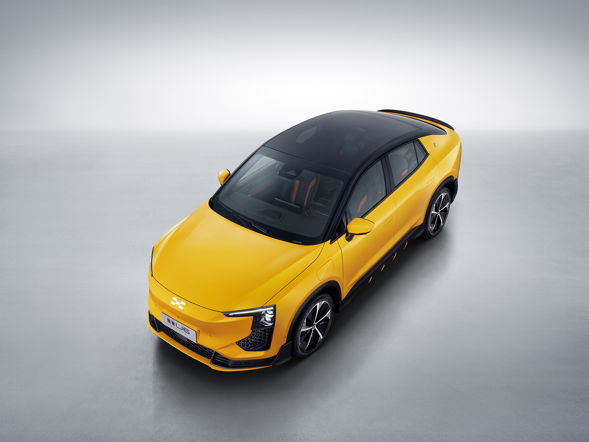 汽车行驶在路上描述已自动生成