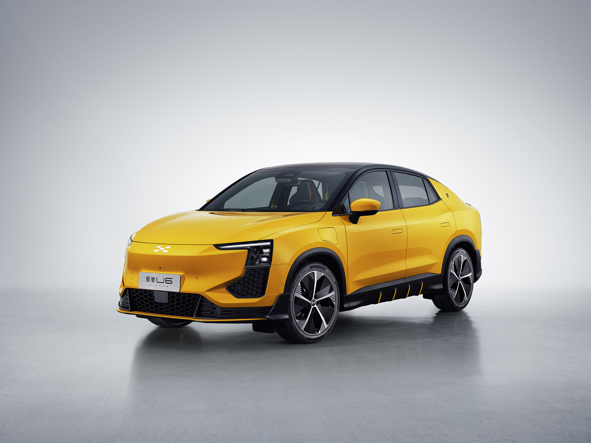 汽车行驶在路上描述已自动生成