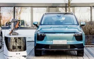 蓝色的汽车 描述已自动生成