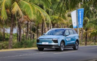 卡车行驶在路上 描述已自动生成