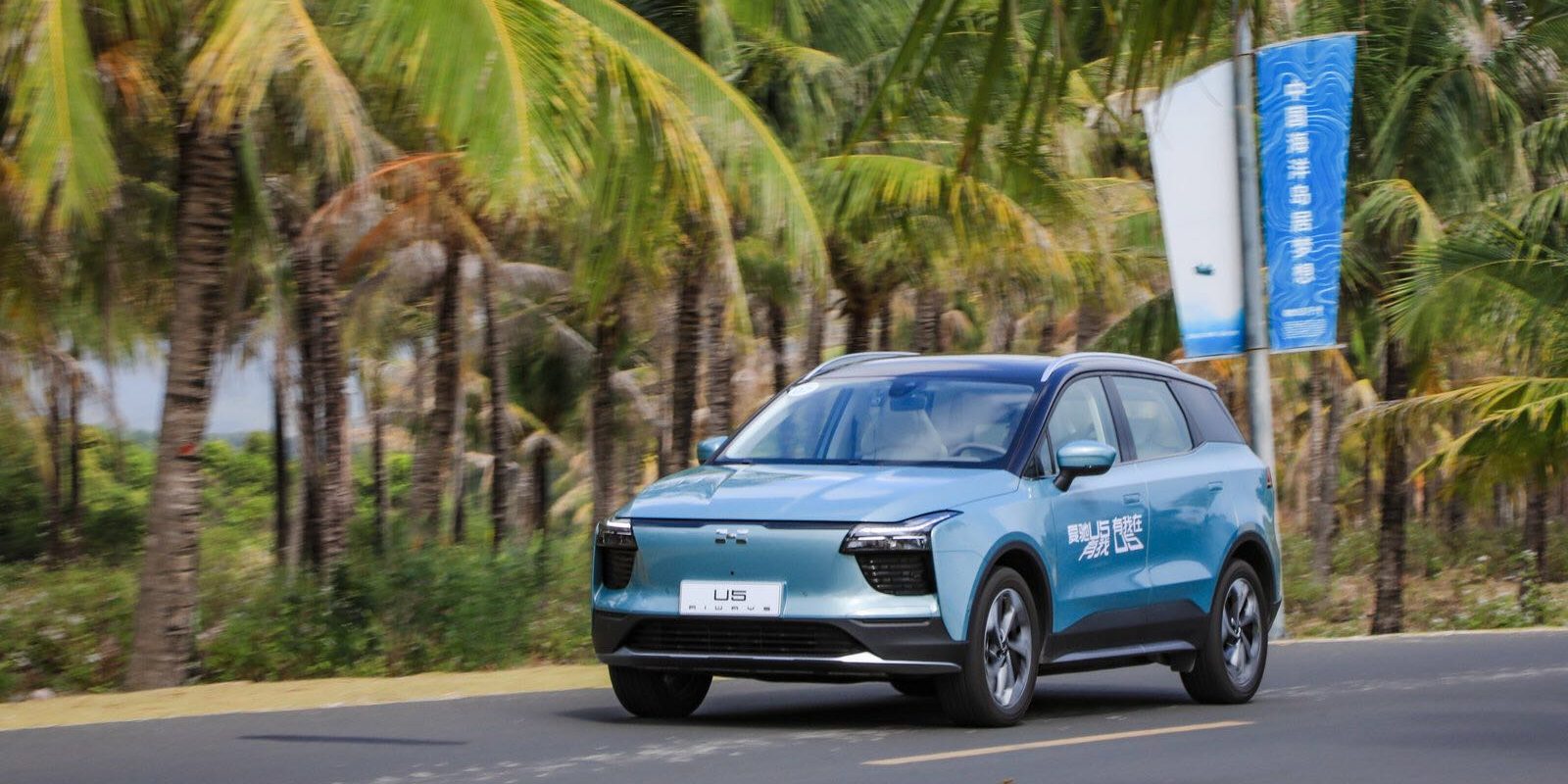 卡车行驶在路上 描述已自动生成