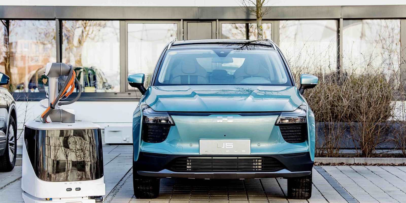 路上有辆蓝色的汽车 描述已自动生成