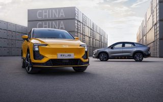 路上的汽车 描述已自动生成